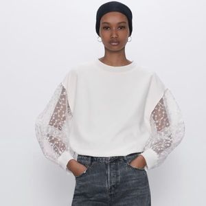 ⬇️ $45 Zara Contrasting Organza Top